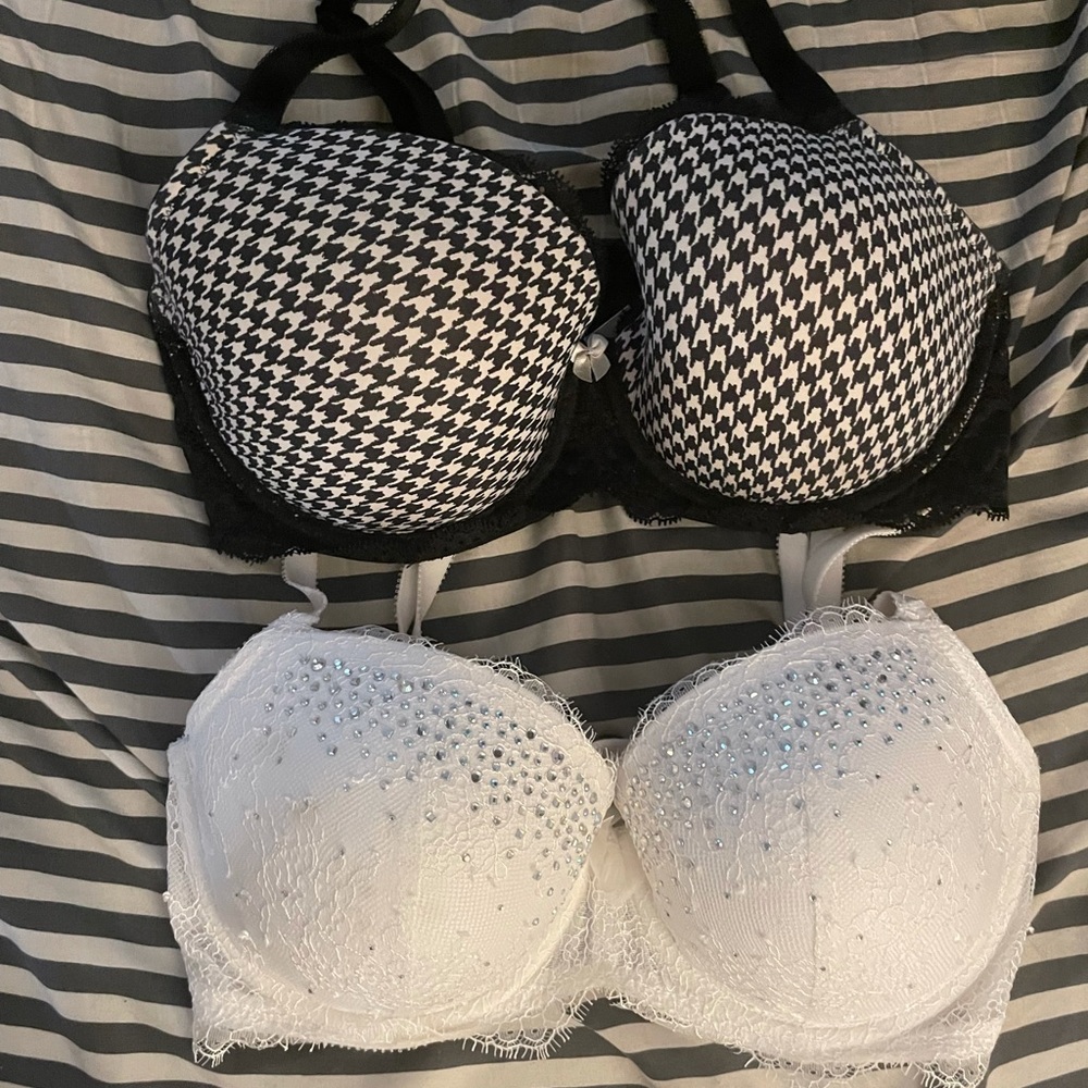 Victoria’s Secret 34DD, 2 bras NWOT